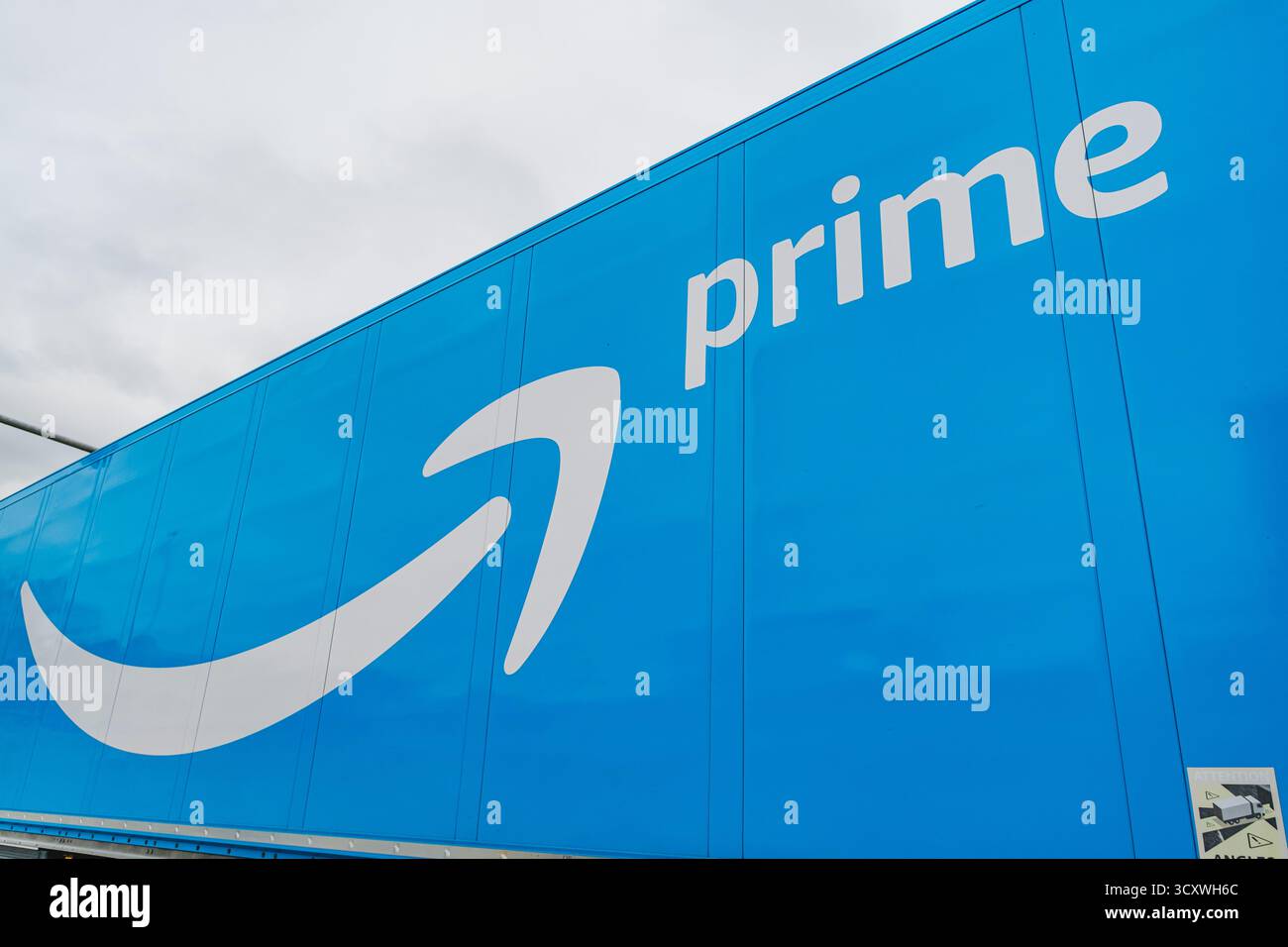 Amazon Prime-Logo auf einem geparkten Auflieger in der Nähe des Amazon-Lagers Stockfoto
