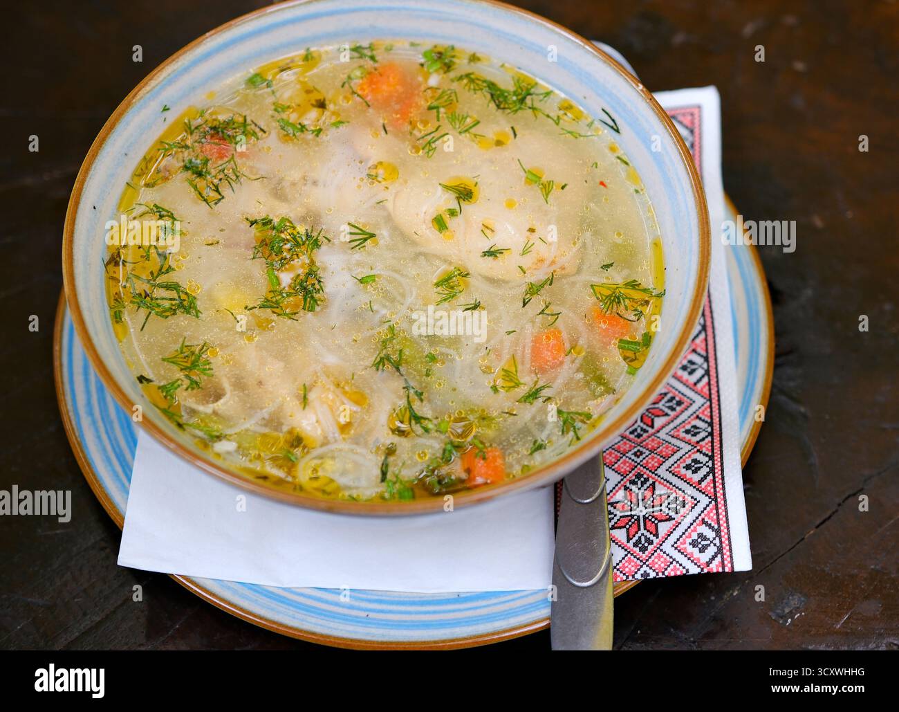 Nudelsuppe mit Huhn, Karotten und Gemüse. Gesunde Ernährung. Diät. Hochwertige Fotos Stockfoto