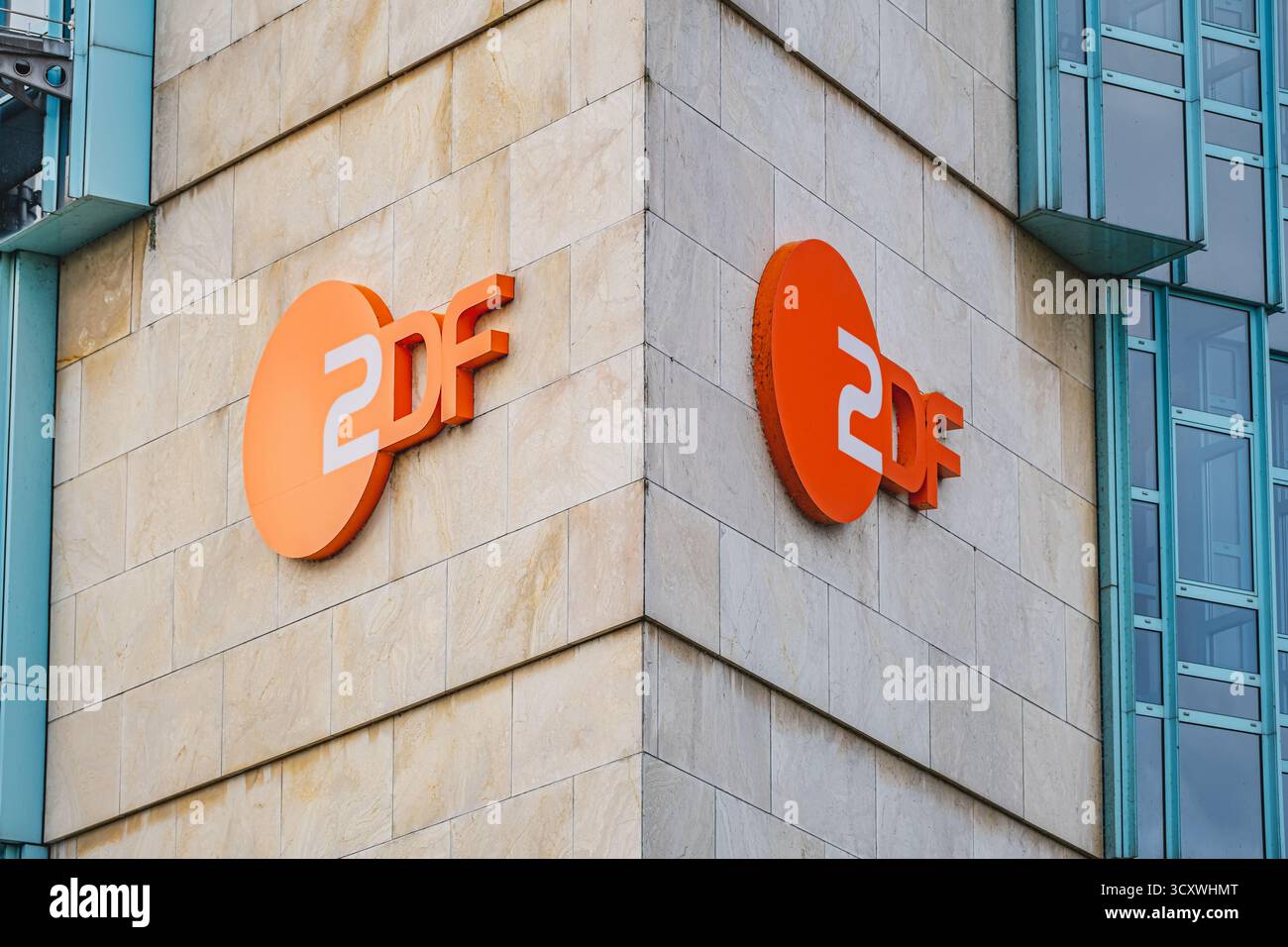ZDF-Logo des öffentlich-rechtlichen Fernsehsenders auf einem Bürogebäude Stockfoto