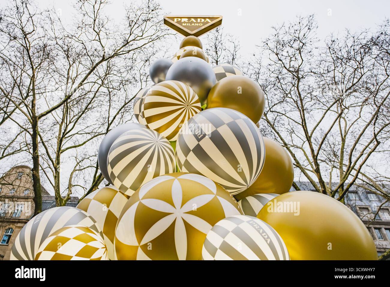 Prada Weihnachtsbaum aus Gold- und Silberschmuck Werbeveranstaltung auf einer Straße Stockfoto