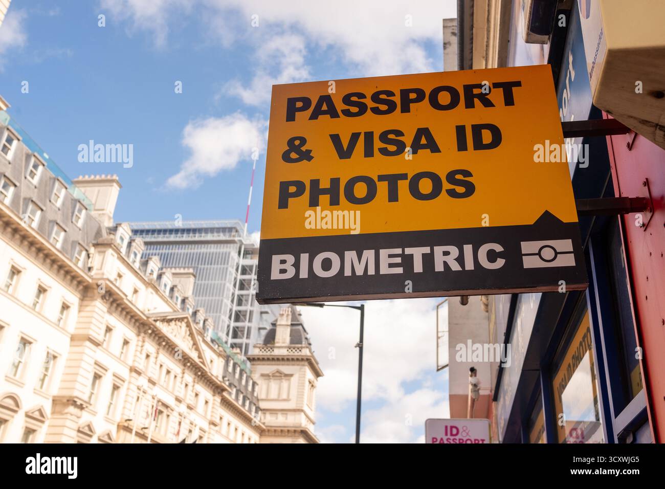 LONDON, 1. SEPTEMBER 2025: Ladenschild für Passfotos und biometrische Dienste in Paddington Stockfoto