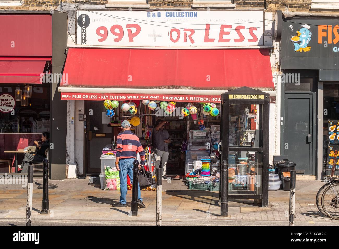 LONDON – 30. SEPTEMBER 2025: 99 Pers. + oder weniger, ein Discounter in 212 Uxbridge Road, Shepherd’s Bush, London Stockfoto