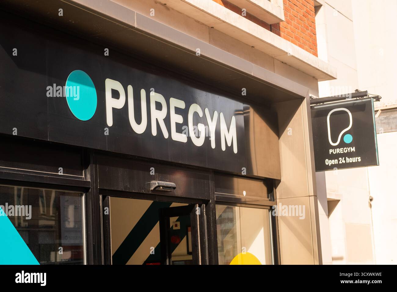 LONDON – 24. SEPTEMBER 2025: PureGym London, ein 24/7er-Fitnessclub ohne Vertrag Stockfoto