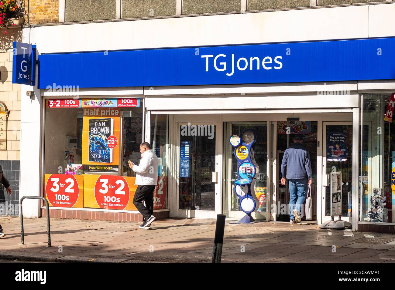 LONDON – 24. SEPTEMBER 2025: TG Jones – neuer Name für die ehemaligen High Street Retail Stores von WHSmith. Stockfoto