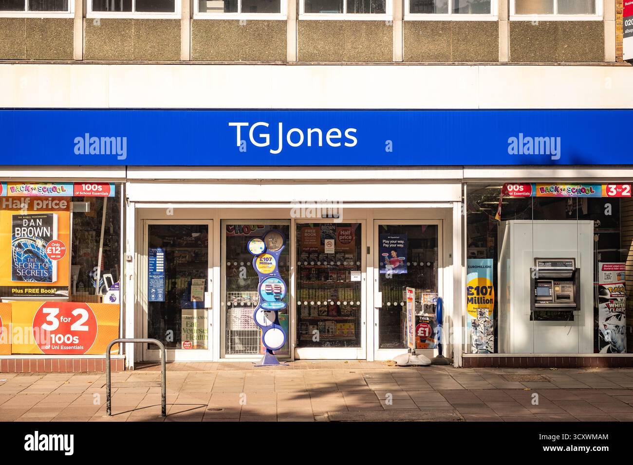 LONDON – 24. SEPTEMBER 2025: TG Jones – neuer Name für die ehemaligen High Street Retail Stores von WHSmith. Stockfoto