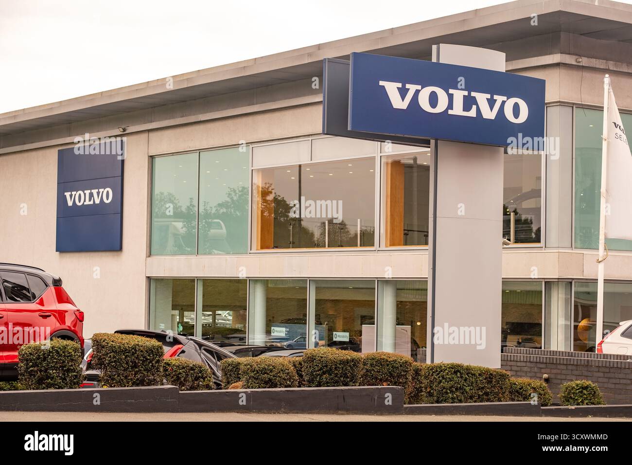 LONDON, 26. SEPTEMBER 2025: Fahrzeuge des Volvo-Autohauses parken vor dem Ausstellungsraum mit dem Volvo-Logo oben. Schwedischer Fahrzeughersteller. Stockfoto