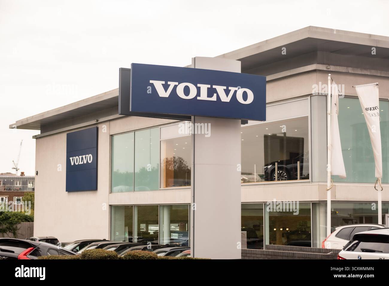 LONDON, 26. SEPTEMBER 2025: Fahrzeuge des Volvo-Autohauses parken vor dem Ausstellungsraum mit dem Volvo-Logo oben. Schwedischer Fahrzeughersteller. Stockfoto