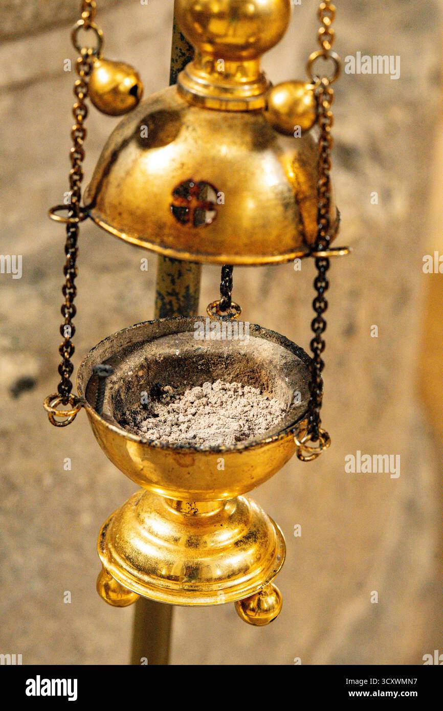 Goldener Räucherbrenner In Der Orthodoxen Kirche In Kutaisi Georgia: Religiöses Symbol Des Gebets, Der Reinheit Und Der Spirituellen Hingabe. Hochwertige Fotos Stockfoto