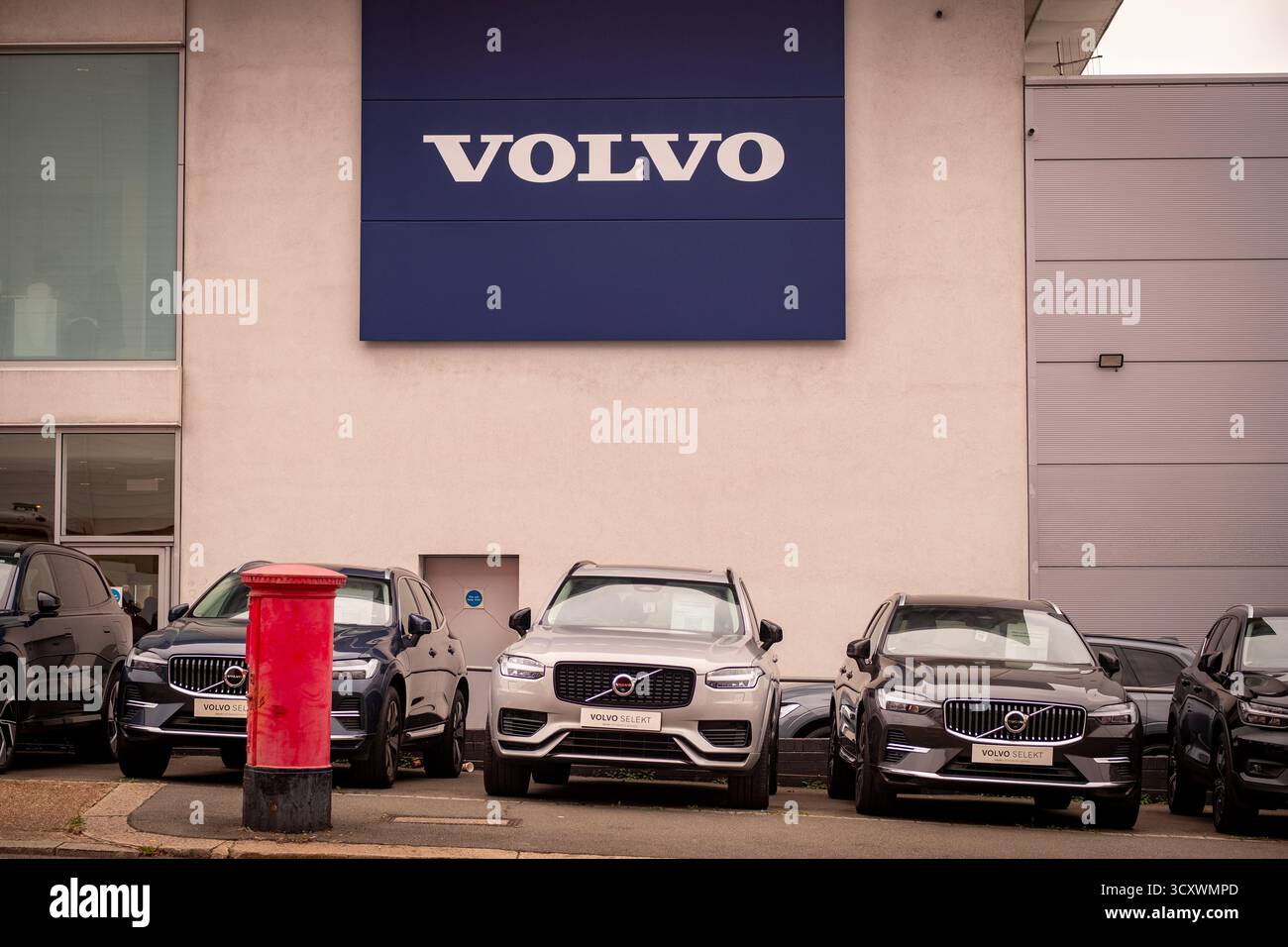 LONDON, 26. SEPTEMBER 2025: Fahrzeuge des Volvo-Autohauses parken vor dem Ausstellungsraum mit dem Volvo-Logo oben. Schwedischer Fahrzeughersteller. Stockfoto