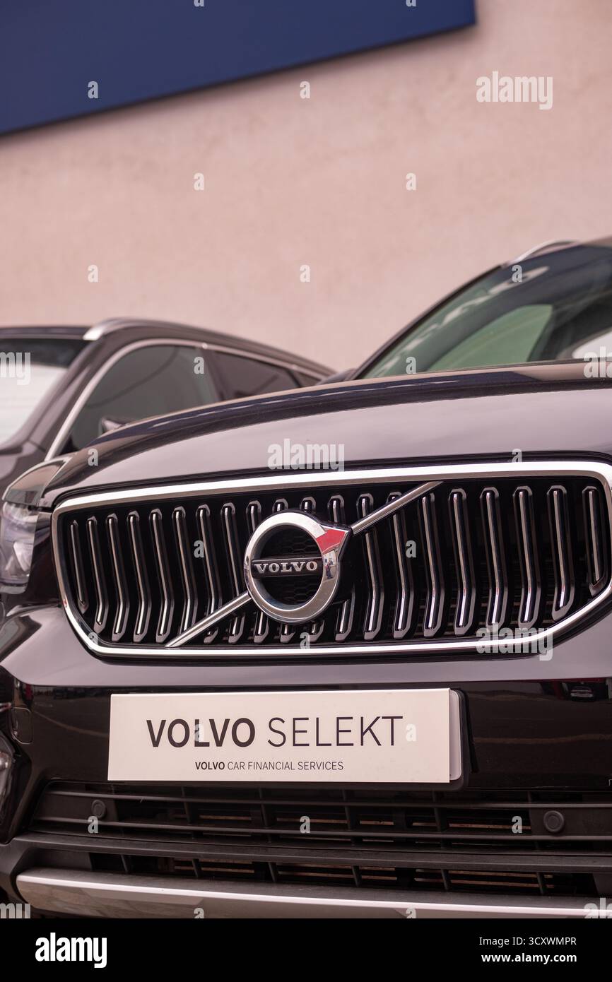 LONDON, 26. SEPTEMBER 2025: Fahrzeuge des Volvo-Autohauses parken vor dem Ausstellungsraum mit dem Volvo-Logo oben. Schwedischer Fahrzeughersteller. Stockfoto
