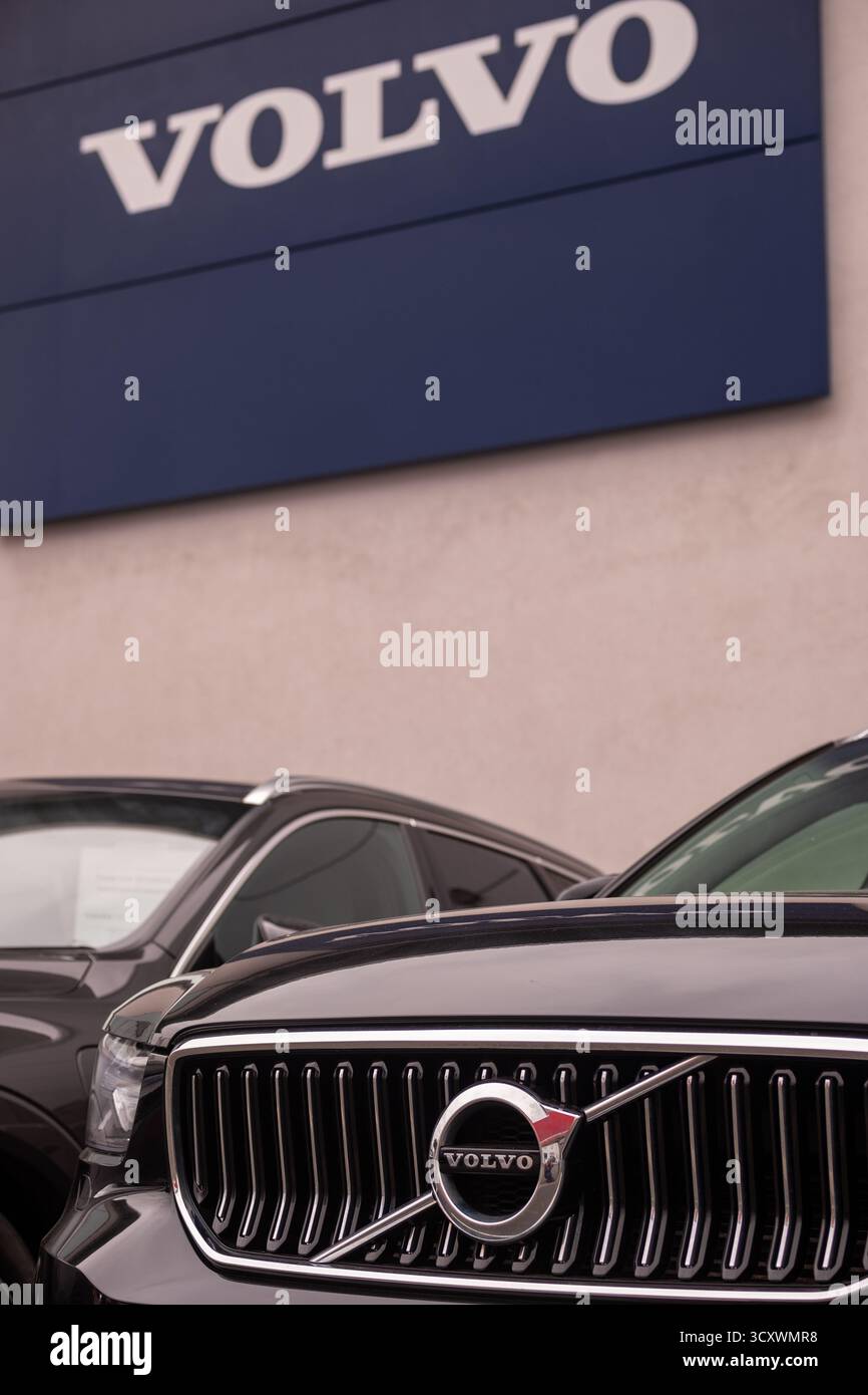 LONDON, 26. SEPTEMBER 2025: Fahrzeuge des Volvo-Autohauses parken vor dem Ausstellungsraum mit dem Volvo-Logo oben. Schwedischer Fahrzeughersteller. Stockfoto