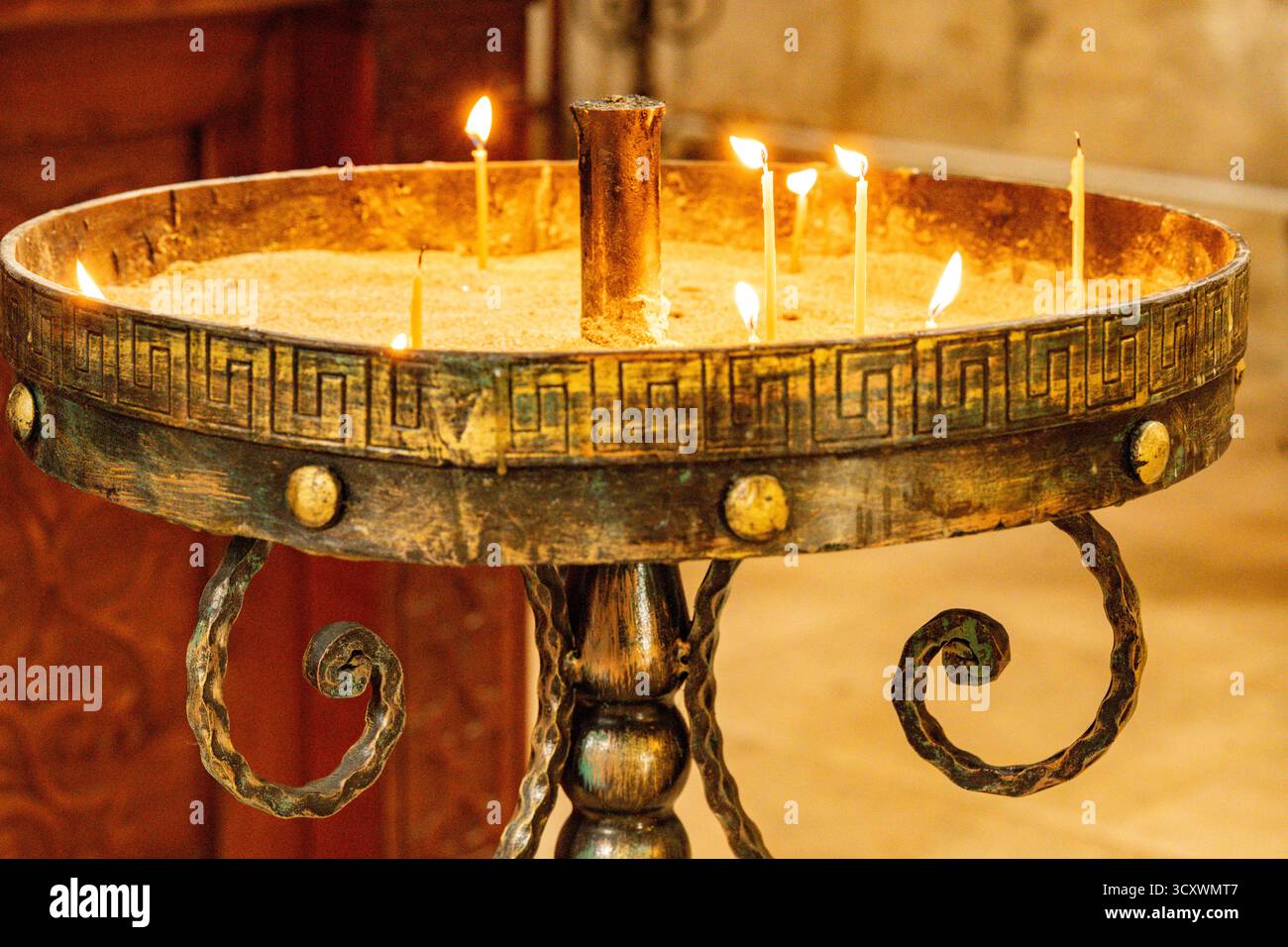 Beleuchtete Gebetskerzen In Sand Kerzenhalter In Der Orthodoxen Kirche In Kutaisi Georgia: Symbol Für Glauben, Hoffnung Und Spirituelle Hingabe. Hochwertige Fotos Stockfoto