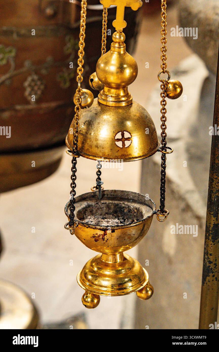 Goldener Räucherbrenner In Der Orthodoxen Kirche In Kutaisi Georgia: Religiöses Symbol Des Gebets, Der Reinheit Und Der Spirituellen Hingabe. Hochwertige Fotos Stockfoto