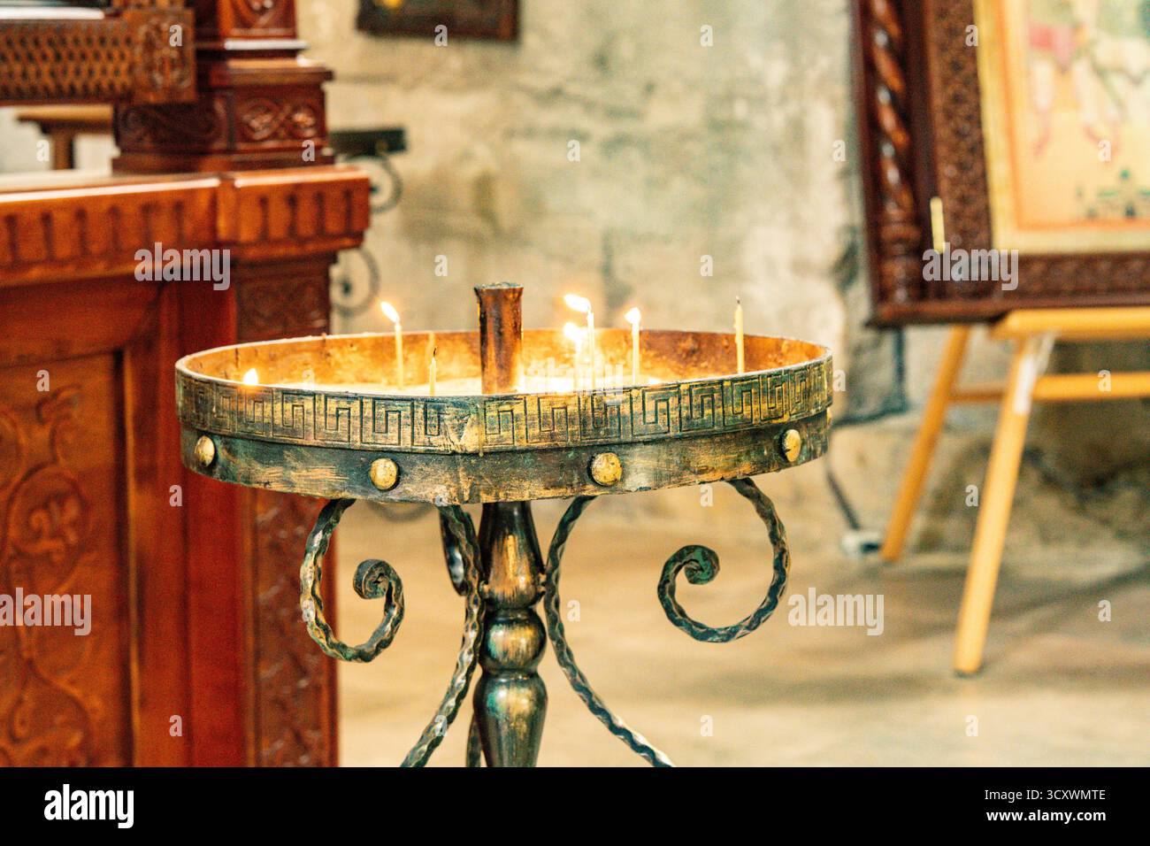 Beleuchtete Gebetskerzen In Sand Kerzenhalter In Der Orthodoxen Kirche In Kutaisi Georgia: Symbol Für Glauben, Hoffnung Und Spirituelle Hingabe. Hochwertige Fotos Stockfoto