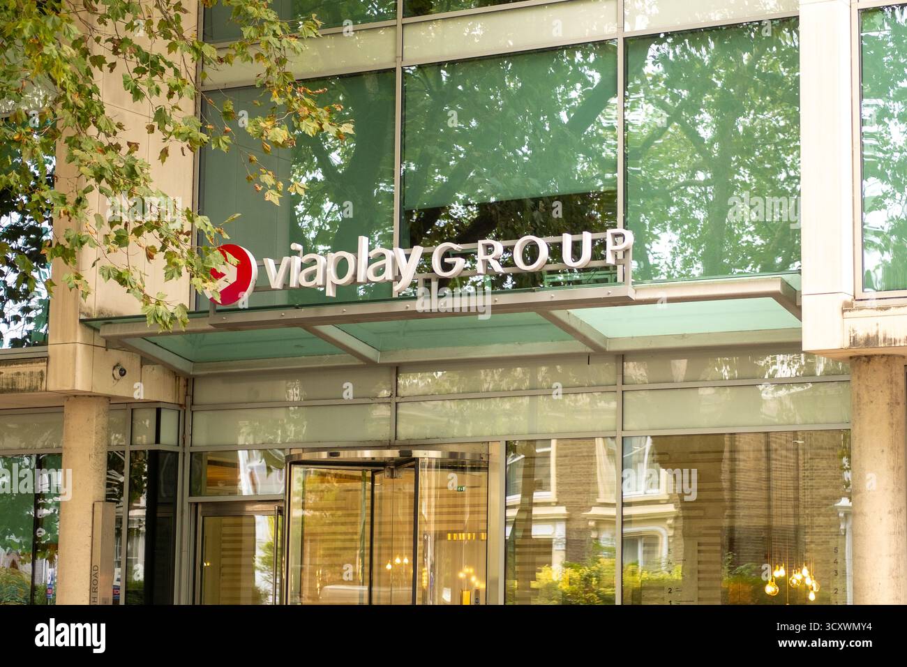 LONDON, 26. SEPTEMBER 2025: Viaplay Group an der Chiswick High Road, ein Medien- und Streaming-Entertainment-Unternehmen Stockfoto