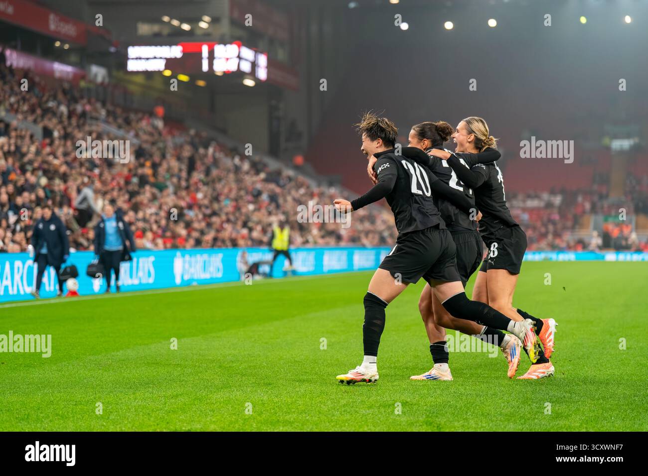 Liverpool FC gegen Manchester City FC Barclays Womens Super League ANFIELD STADIUM ENGLAND 12. Oktober 2025 Aoba Fujino aus Manchester City feiert mit ihren Teamkollegen, nachdem sie beim Spiel der Barclays Women’s Super League zwischen Liverpool FC und Manchester City FC am 12. Oktober 2025 im Anfield Stadium in Liverpool England das zweite Tor ihres Teams erzielt hat. Stockfoto