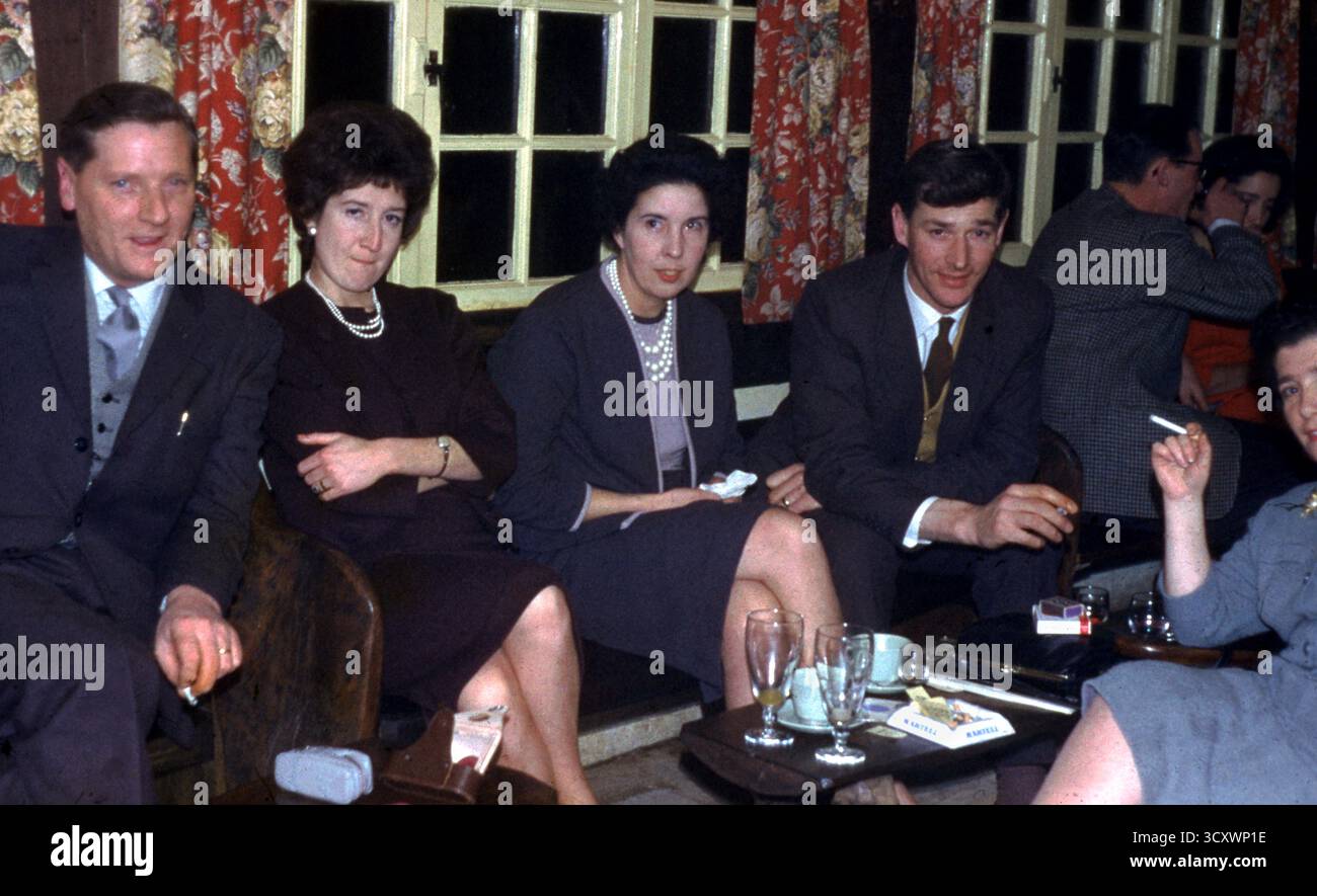 Eine Gruppe von Männern und Frauen, die in einem Pub aus den frühen 1960er Jahren trinken und rauchen Foto vom Henshaw-Archiv Stockfoto