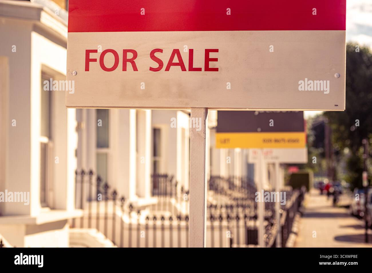Zum Verkauf - Unterschrift eines Immobilienmaklers im äußeren London Stockfoto