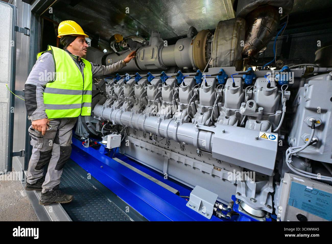 Blansko, Tschechische Republik. Oktober 2025. Das Unternehmen Gentec hat Journalisten am 16. Oktober 2025 eine der KWK-Einheiten für die Erneuerung der ukrainischen Energieinfrastruktur in Blansko (Tschechische Republik) vorgestellt. Quelle: Vaclav Salek/CTK Photo/Alamy Live News Stockfoto