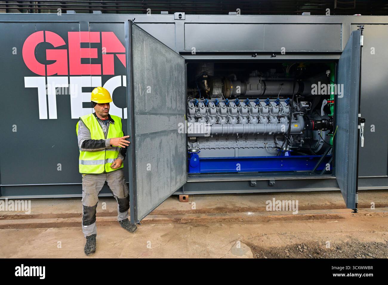 Blansko, Tschechische Republik. Oktober 2025. Das Unternehmen Gentec hat Journalisten am 16. Oktober 2025 eine der KWK-Einheiten für die Erneuerung der ukrainischen Energieinfrastruktur in Blansko (Tschechische Republik) vorgestellt. Quelle: Vaclav Salek/CTK Photo/Alamy Live News Stockfoto