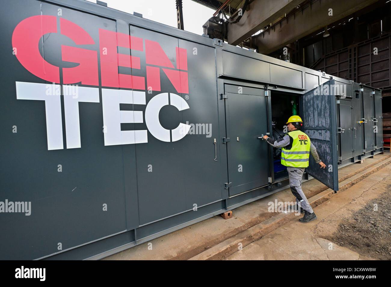 Blansko, Tschechische Republik. Oktober 2025. Das Unternehmen Gentec hat Journalisten am 16. Oktober 2025 eine der KWK-Einheiten für die Erneuerung der ukrainischen Energieinfrastruktur in Blansko (Tschechische Republik) vorgestellt. Quelle: Vaclav Salek/CTK Photo/Alamy Live News Stockfoto