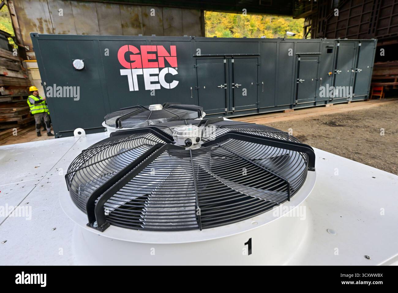 Blansko, Tschechische Republik. Oktober 2025. Das Unternehmen Gentec hat Journalisten am 16. Oktober 2025 eine der KWK-Einheiten für die Erneuerung der ukrainischen Energieinfrastruktur in Blansko (Tschechische Republik) vorgestellt. Quelle: Vaclav Salek/CTK Photo/Alamy Live News Stockfoto