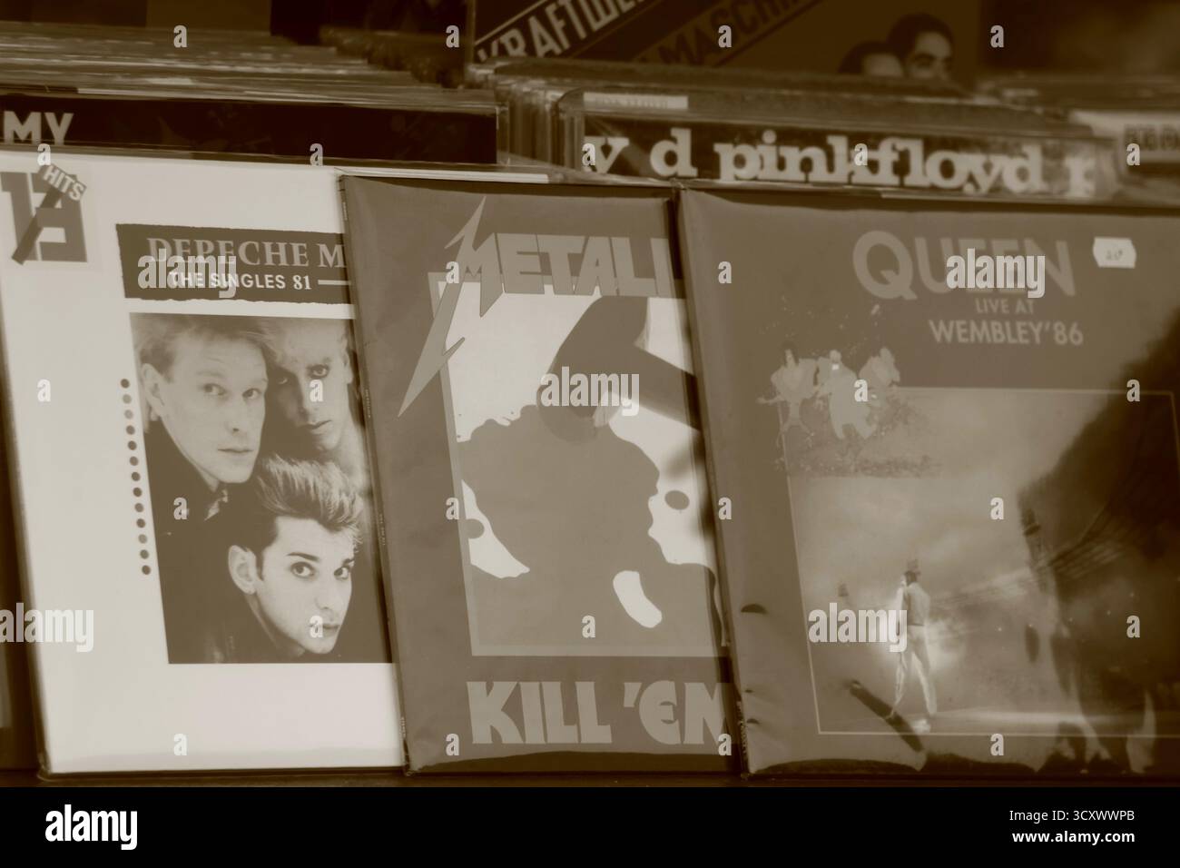 Cover von klassischen Rock- und Synthpop-CD-Alben auf einem Verkaufsstand, Sepia-Foto Stockfoto