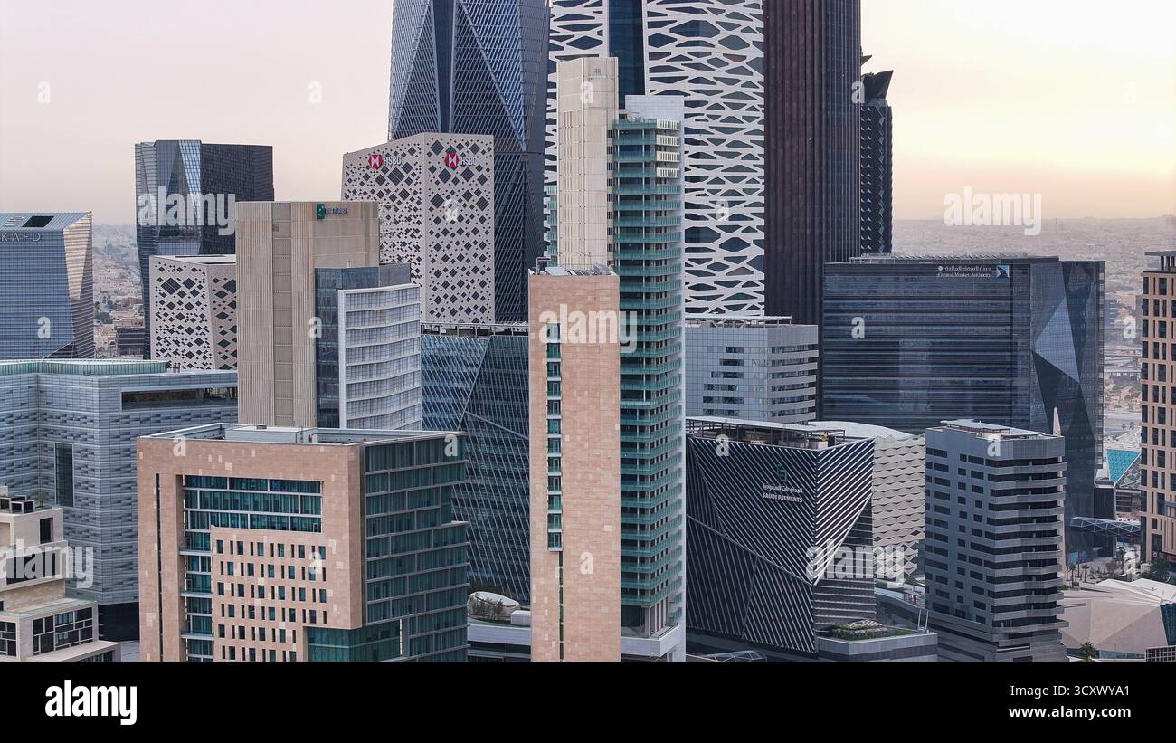 Drohnenansicht des King Abdullah Financial District (KAFD) in Riad, Saudi-Arabien, mit modernen Wolkenkratzern und futuristischer Architektur. Stockfoto