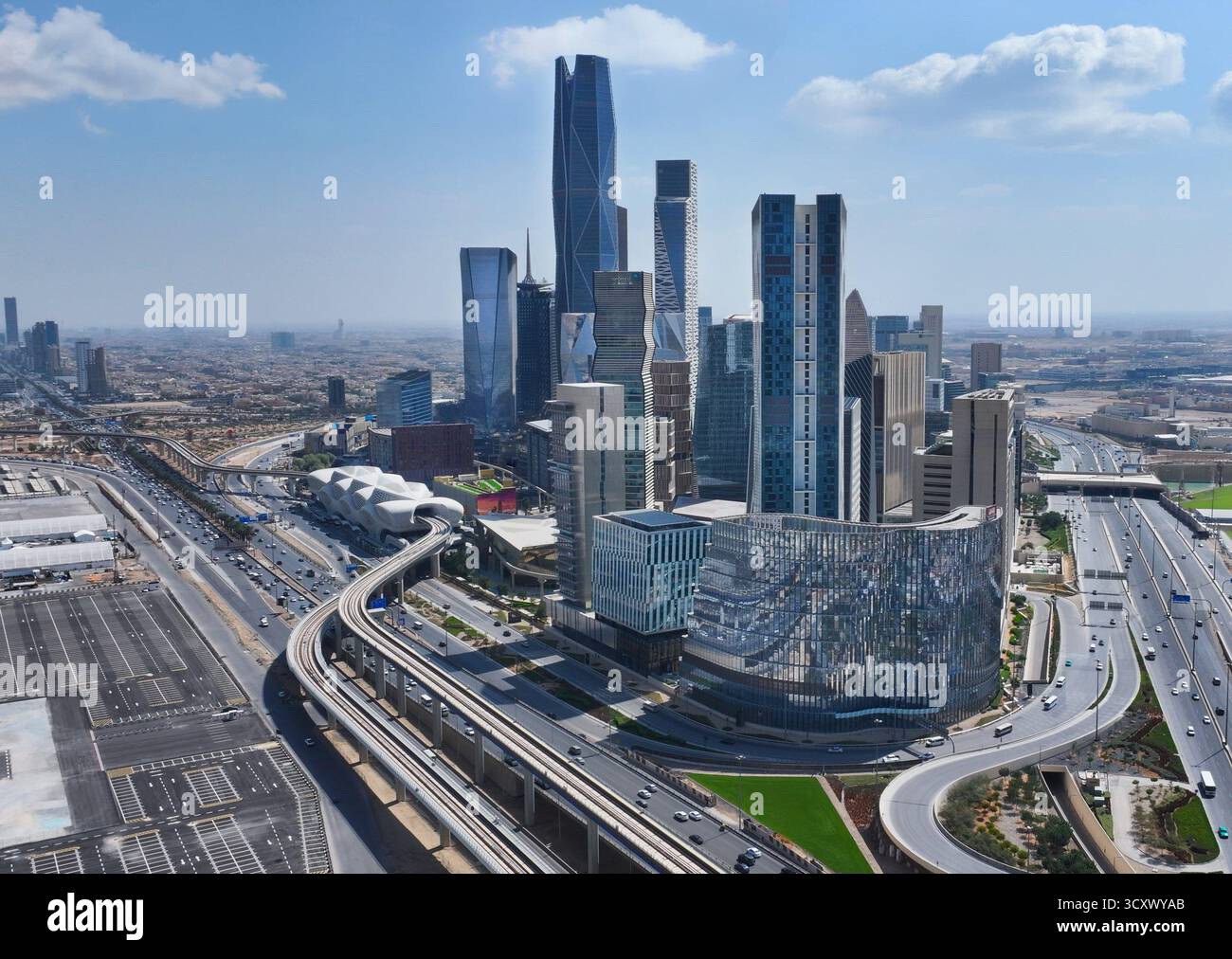 Drohnenansicht des King Abdullah Financial District (KAFD) in Riad, Saudi-Arabien, mit modernen Wolkenkratzern und futuristischer Architektur. Stockfoto
