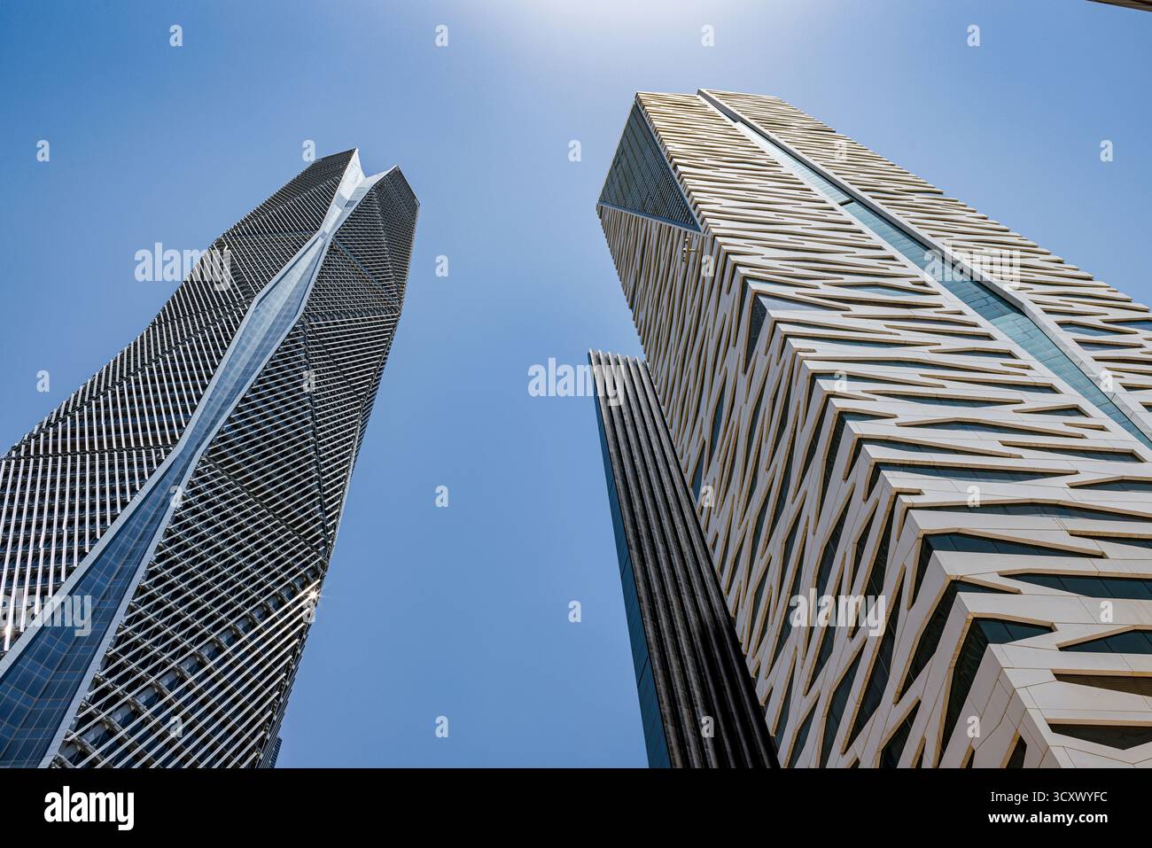 Drohnenansicht des King Abdullah Financial District (KAFD) in Riad, Saudi-Arabien, mit modernen Wolkenkratzern und futuristischer Architektur. Stockfoto