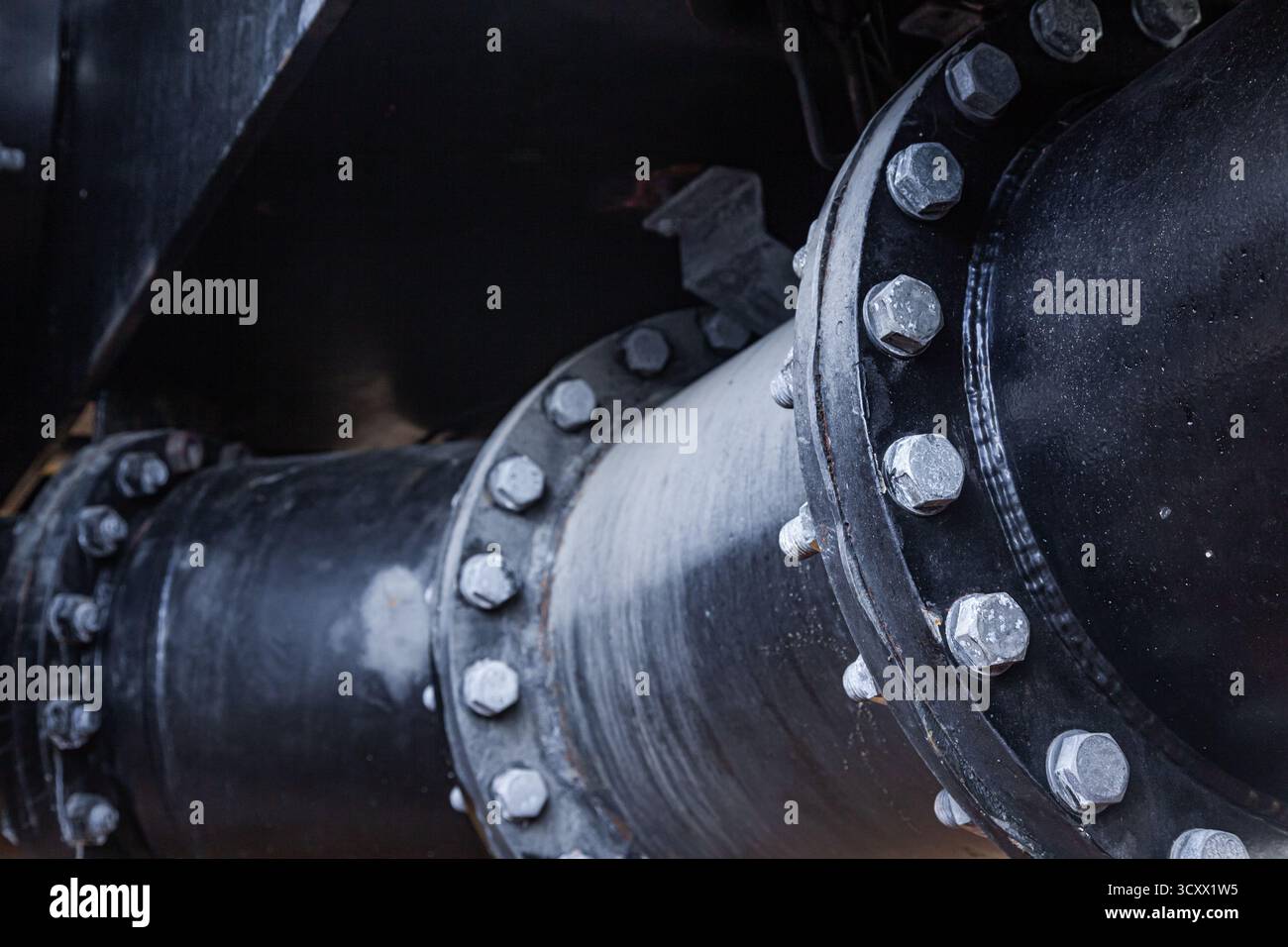 Große Rohrverbindung mit einer großen Anzahl von Schrauben und Muttern. Pipeline. Pipeline State Transportsystem. Stockfoto