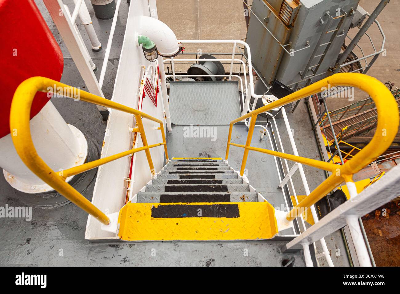 Stahlleiter auf dem Schiff, das nach unten führt. Stockfoto