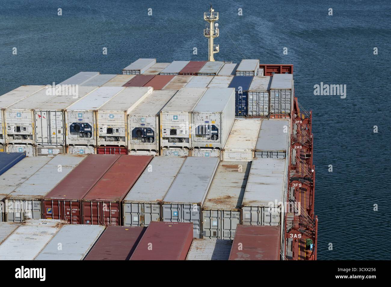 DÄNEMARK, Aabenraa Havn, Containerschiff Laura Maersk mit beladenem Container an Deck kann der Schiffsmotor mit E-Methanol oder Schiffsdiesel betrieben werden Stockfoto