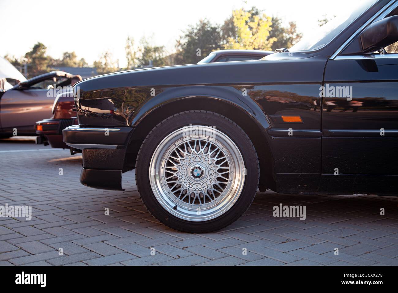 Vilnius, Litauen - 20. September 2025 - Nahaufnahme des BMW E30 Vorderrads mit klassischem Mesh-Design Stockfoto