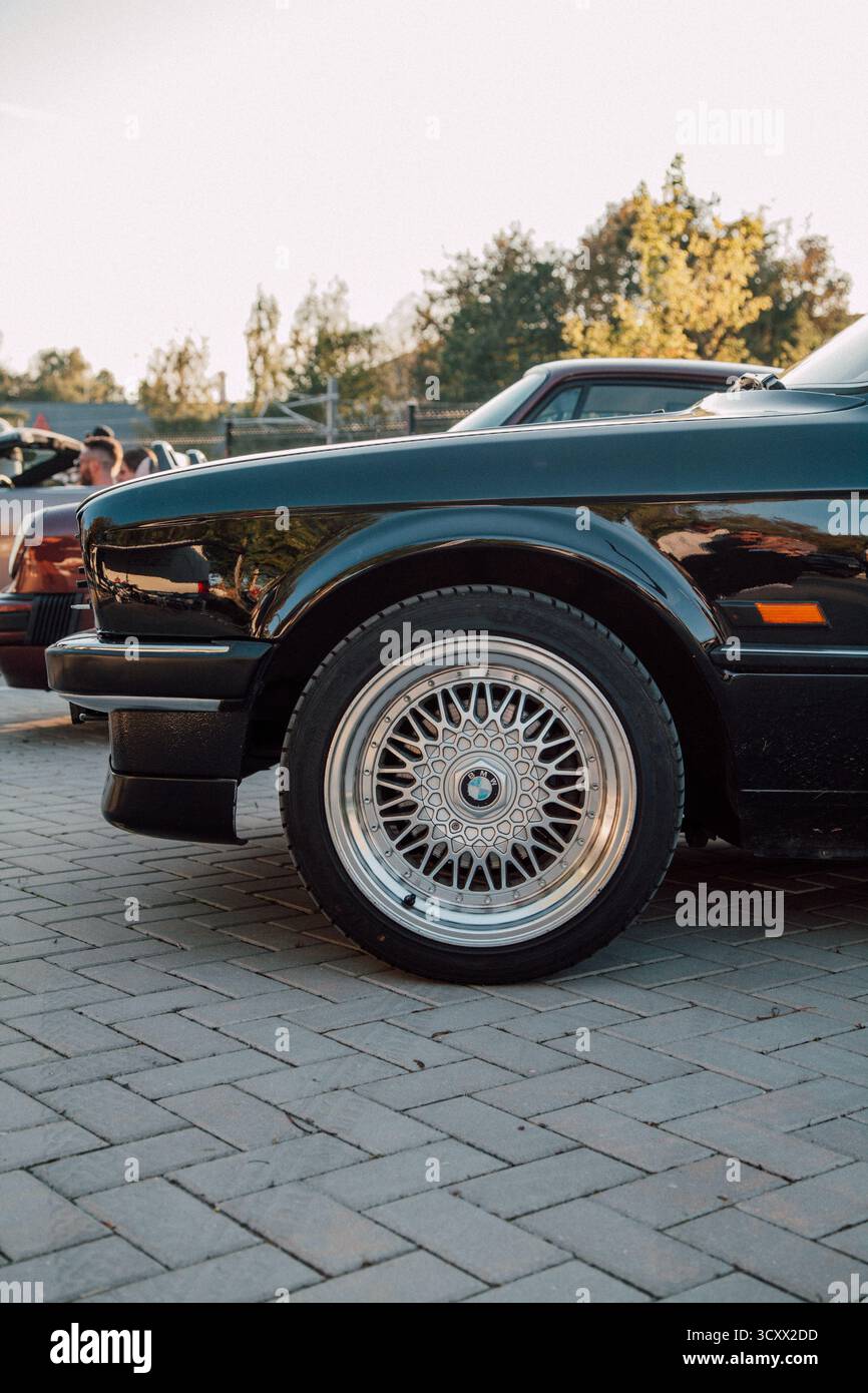Vilnius, Litauen - 20. September 2025 - Nahaufnahme des BMW E30 Vorderrads mit klassischem Mesh-Design Stockfoto