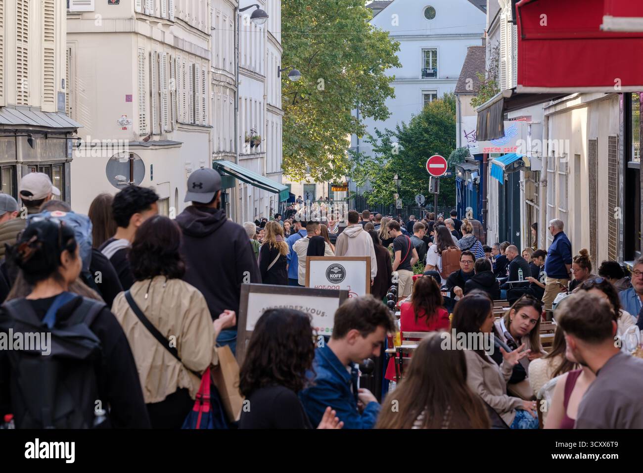 Paris, Frankreich - 11. Oktober 2025 : Blick auf die sehr geschäftige Fußgängerzone voller Cafés und Restaurants in Montmartre Paris Frankreich Stockfoto