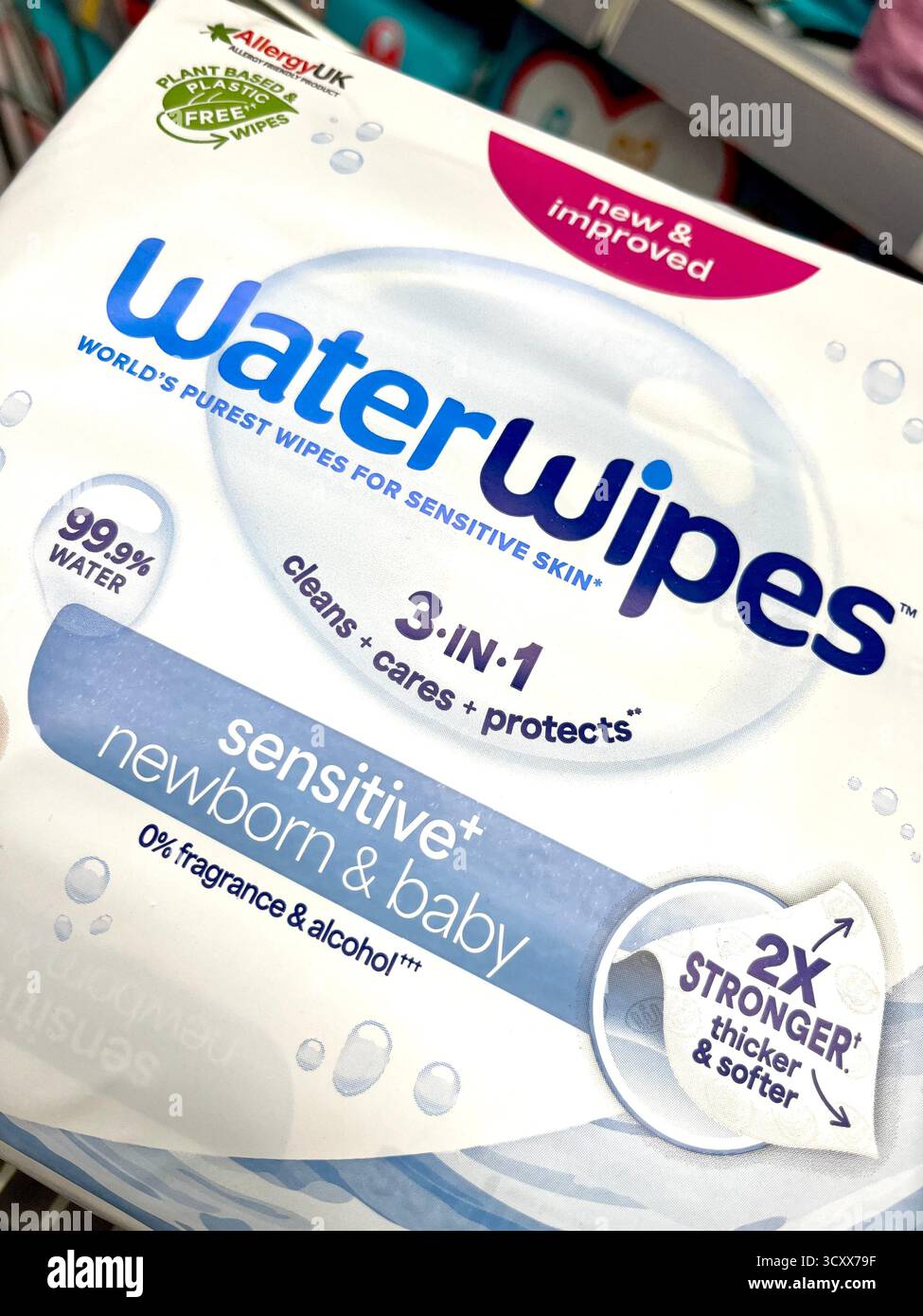 Paket mit WaterWipes Baby Wischtüchern für empfindliche und neugeborene Haut, Duft- und alkoholfreies Hautpflegeprodukt, zugelassen von Allergy UK Stockfoto