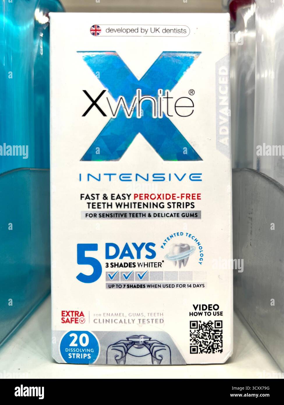Paket mit intensiven Zahnaufhellungsstreifen, entwickelt von britischen Zahnärzten, ausgestellt im Verkaufsregal - Smartphone-aufgenommenes Stockfoto