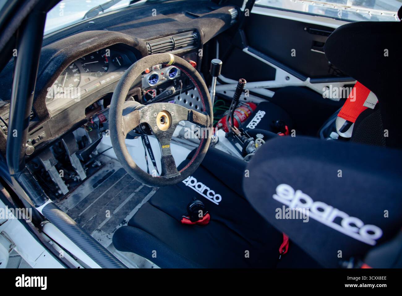 Vilnius, Litauen - 20. September 2025 - Fahrzeuginnenraum für professionelles Driften mit leichter Karosserie, Schaufelsitz und Handbremse Stockfoto