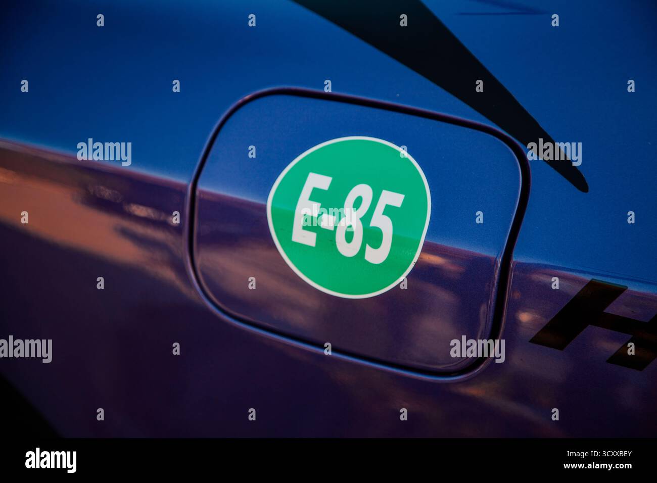 Kraftstofftank für Autos mit E-85-Etikett auf dem Einfülldeckel Stockfoto