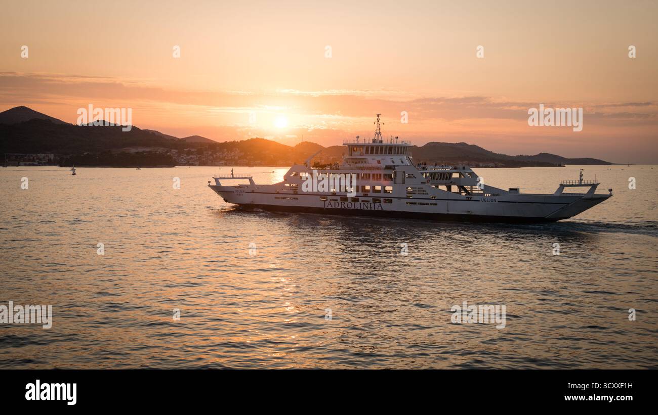 ZADAR, KROATIEN - 16. August 2025 - Luftaufnahme der Autofähre zwischen der Insel Ugljan und Zadar, Dalmatien bei Sonnenuntergang, Kroatien Stockfoto
