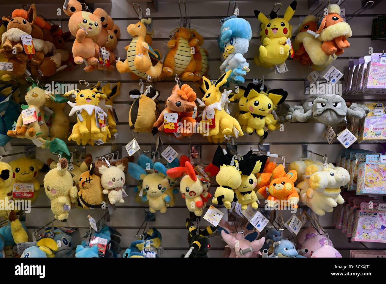 London, Vereinigtes Königreich, 8. Oktober 2025. Pokemon Plushies zum Verkauf im Comic Book Store „Forbidden Planet“ auf der Shaftesbury Avenue. Stockfoto