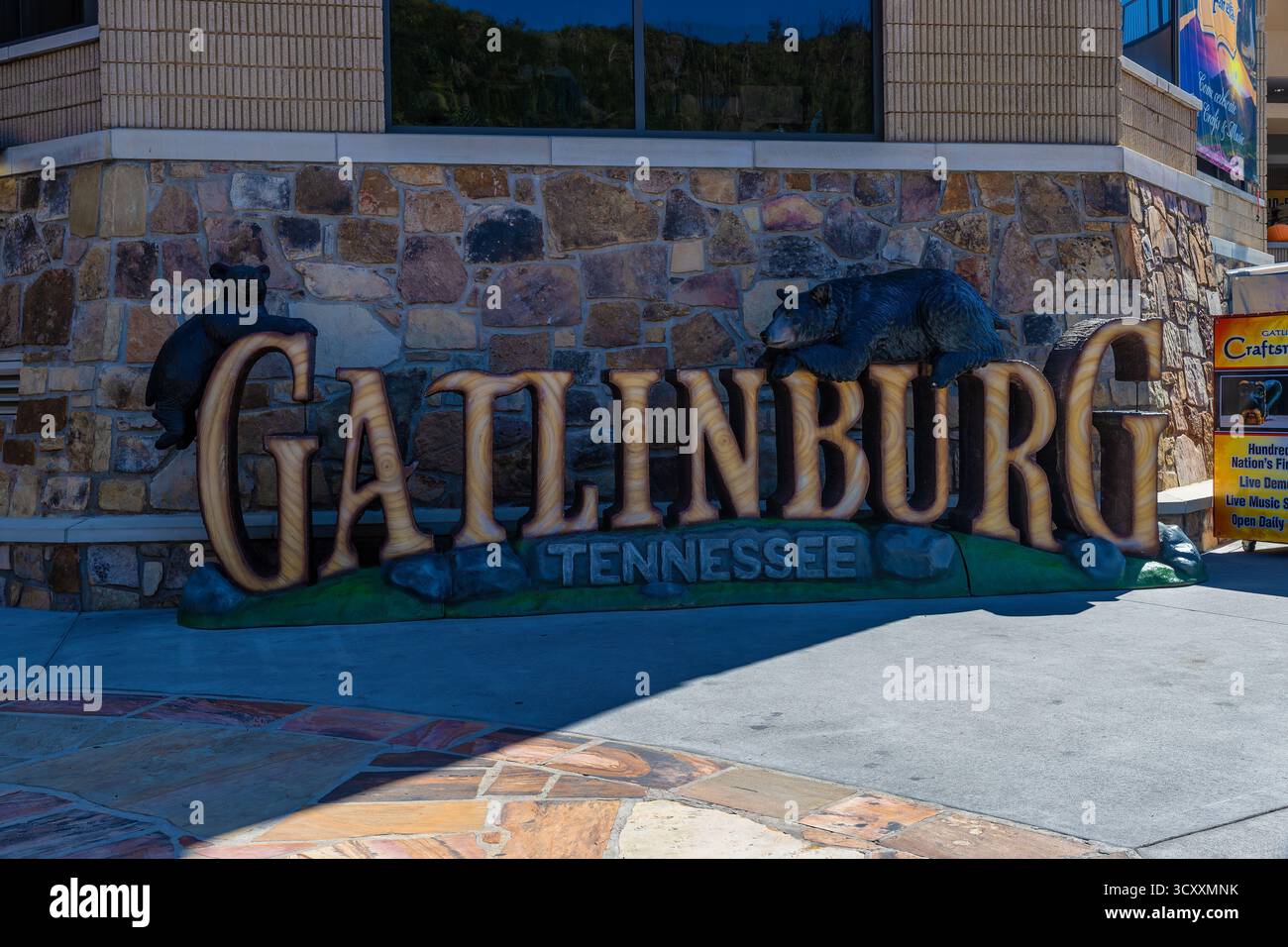 Gatlinburg, Tennessee, USA - 2. Oktober 2025: Stadtschild an der Hauptstraße im Stadtteil. Stockfoto