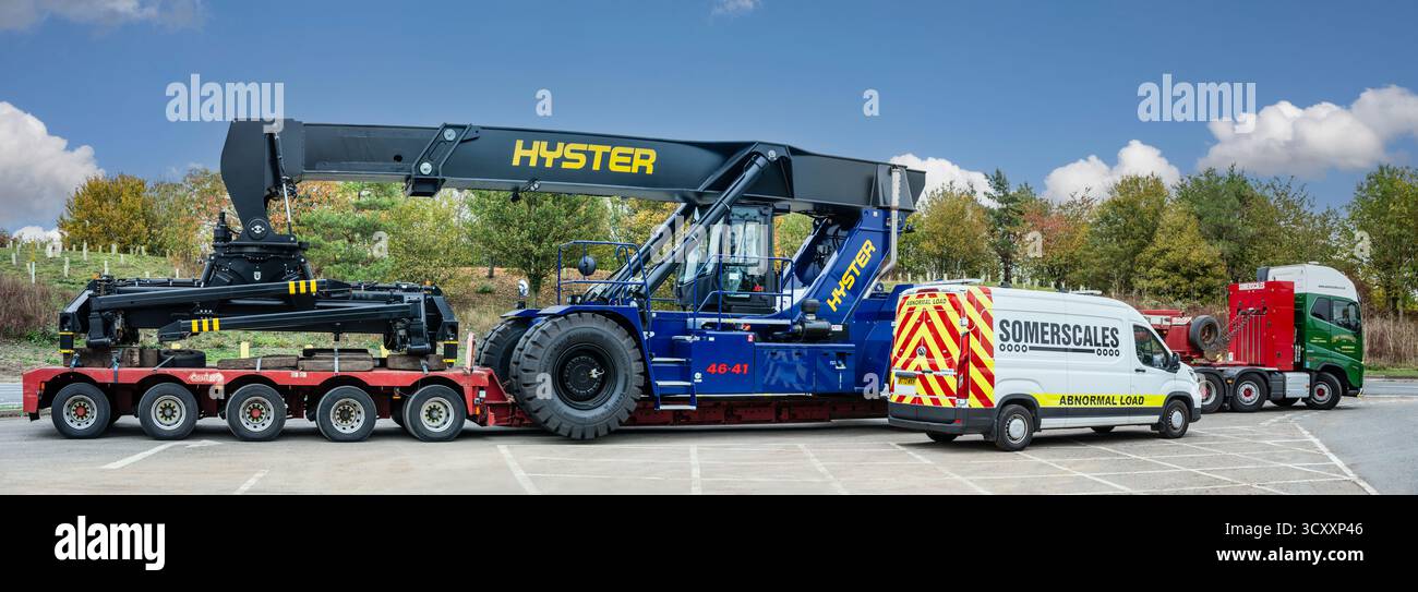 Hyster Container Handler lange Ladung, die von John Somerscale Ltd. Transportiert wurde und eine Pause auf den M11-Diensten machte. Stockfoto