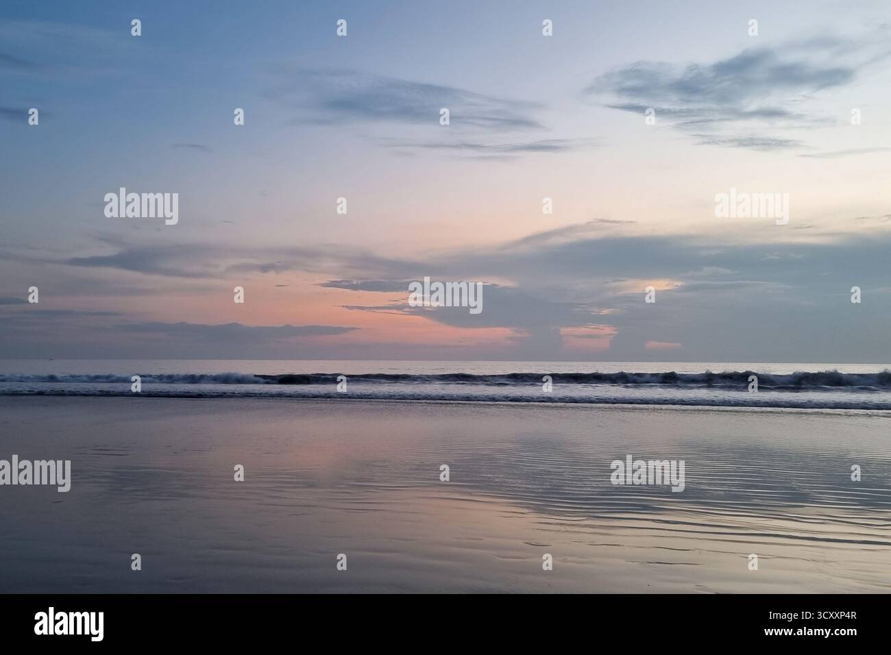 Wunderschöne pastellfarbene Meereslandschaft bei Sonnenuntergang, leerer Strand, Kuta, Bali, Indonesien. Stockfoto
