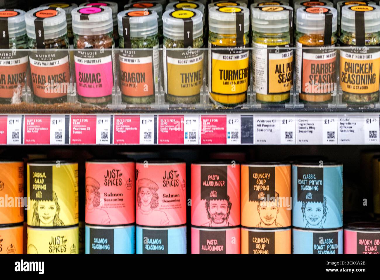 London UK, 16. Oktober 2025, Ausstellung Einer Auswahl internationaler Gewürze für Kochzutaten Stockfoto