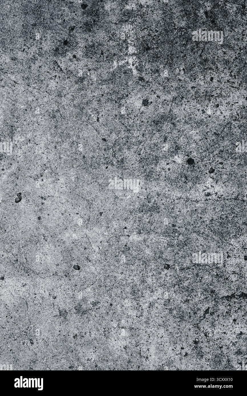Nahaufnahme eines dunklen Grunge-Betonwandhintergrunds mit rauer Oberfläche und Flecken. Geeignet für Design, Grafik, Hintergrund oder Industrie Stockfoto