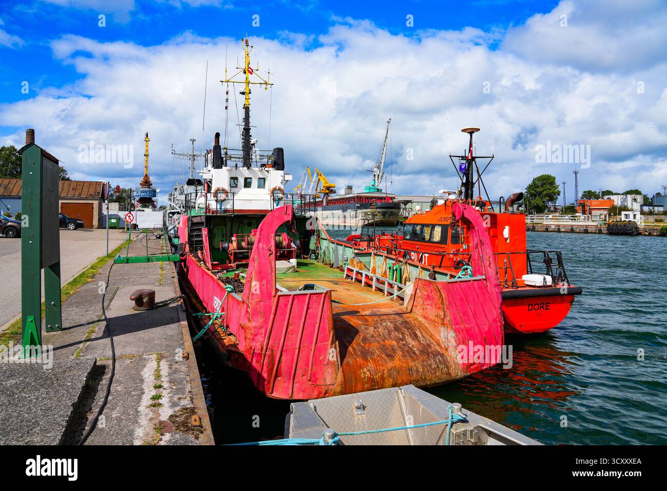 Kapteinis gewährt Boje/Leuchtturmboot, das im Hafen von Liepaja neben dem Dore-Pilotenboot an der Westküste Lettlands in der Ostsee verankert ist Stockfoto
