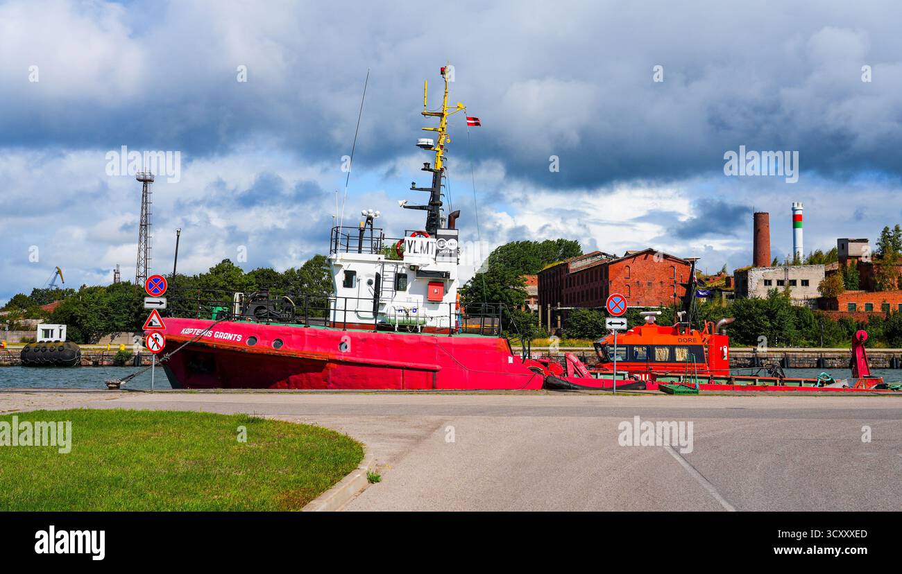 Kapteinis gewährt Boje/Leuchtturmboot, das im Hafen von Liepaja an der Westküste Lettlands in der Ostsee verankert ist Stockfoto