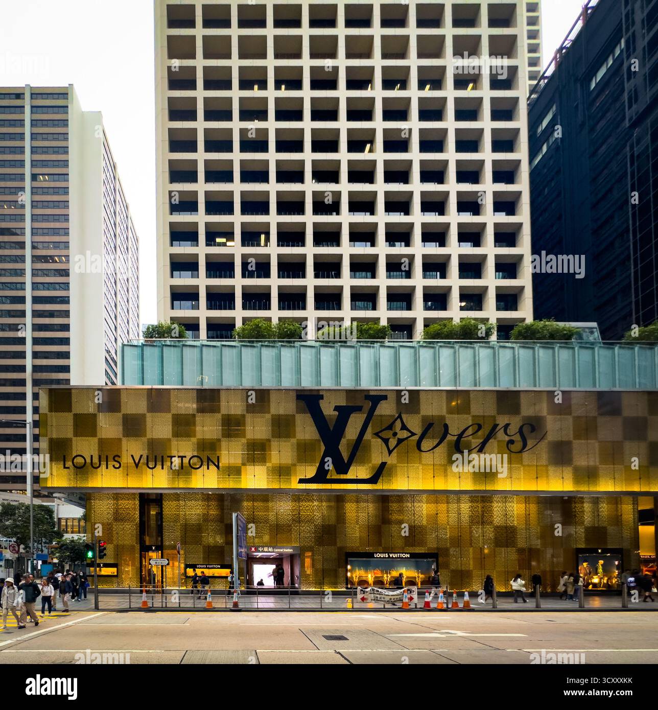 Hong Kong, Hong Kong Island, 27. Januar 2024, Blick auf einen Louis Vuitton Store im Central District Stockfoto